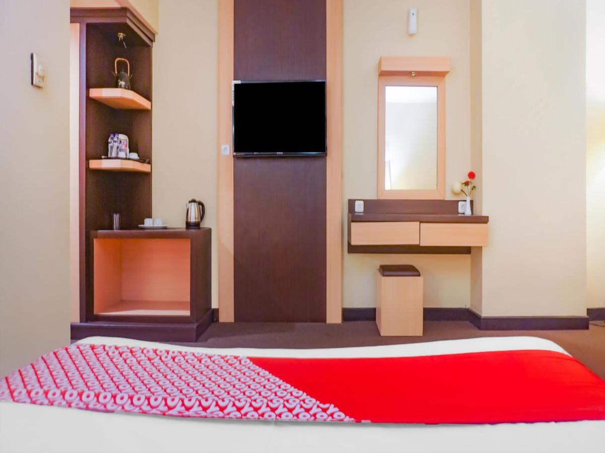 Oyo 3967 Hotel Pantai Wisata Makassar Luaran gambar