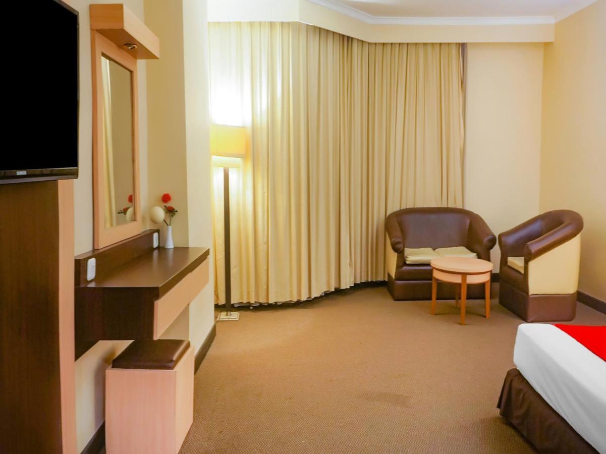 Oyo 3967 Hotel Pantai Wisata Makassar Luaran gambar